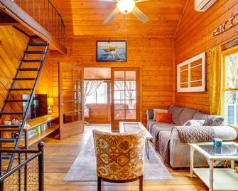 Bisbee Vacation Rental with Mountain Views and Sunroom - Bisbee - Living room