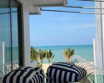 Sunrio Beach Hotel Sichon - Sichon - Balcón