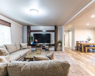 Comfy/Bright/Executive Ideal for mid term stays brbr - Arlington - Living room