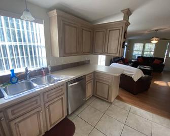 Central Florida Location 1 1/2 hours to Orlando, Tampa, Daytona, St. Augustine - Belleview - Kitchen