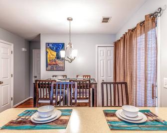 Ballantyne Area Townhome - Pet Friendly - Wesley Chapel - Comedor