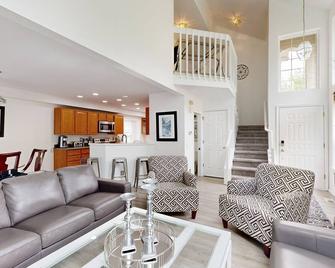 Charming house with washer/dryer, fireplace, patio, full kitchen, & WiFi - Anchorage - Living room