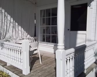 Waterfront, cozy, clean one bedroom, newly renovated cottage - Sauble Beach - Binnenhof