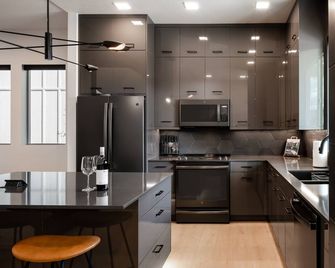 Luxury Stand Alone Condo, Minutes from Downtown Bozeman, Garage & Outdoor Patio - Bozeman - Kitchen