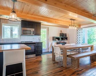 Rustic & Modern Chalet. 32 Acre of Land. - Saint-Paulin - Comedor