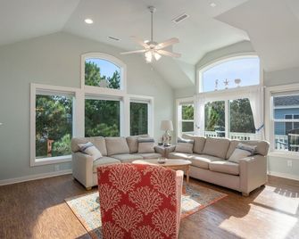 Cb34 Salty Breeze - Corolla - Living room