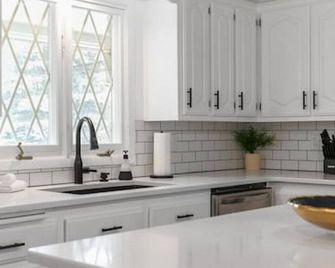 Sleeps 20! Hot Tub|Waffle Bar! - Kaukauna - Kitchen