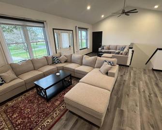 Country Cornerstone Retreat with Pool, Game Room, Theater, Hot Tub, Massage - Hillsboro - Sala de estar
