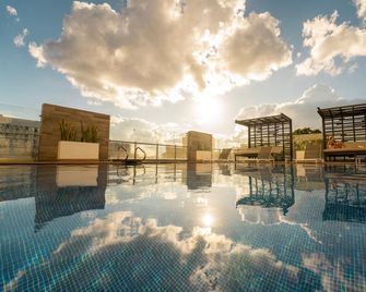 Holiday Inn Guatemala By IHG - גוואטמלה סיטי - בריכה
