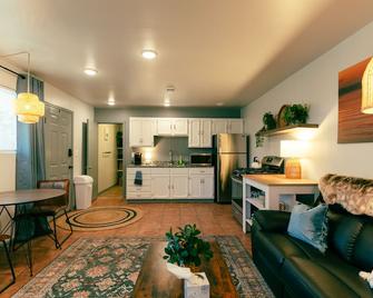 Cozy, beautiful apartment at Avanti Cove - Conneaut Lake - Living room