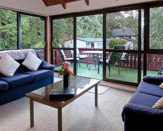 Swiss Chalet Lodge Motel - Paihia - Wohnzimmer