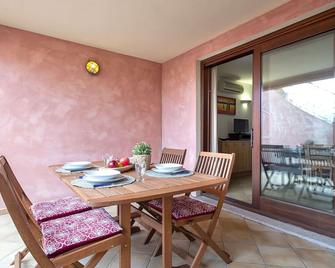 Lovely apartment for 5 guests with A/C, TV and terrace - Baia Sardinia - Essbereich
