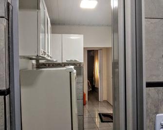 Simple but well-furnished kitnet - Vila Velha - Kitchen