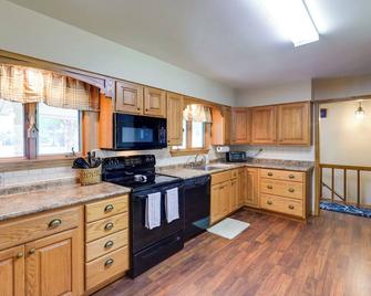 Hart Haven w/ Cozy Fireplace, Deck & Grill! - Hart - Kitchen