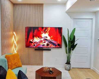 Stylish Suite by Airport/Fast Wi-Fi/Free Driveway Parking/Sleeps 4/Self Check-in - Calgary