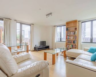 Stylish 2BD Flat w Balcony, Heart of King's Cross - London - Wohnzimmer