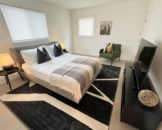 Stylish Wynwood Escape: Art, Clubs & Sunshine - Miami - Bedroom