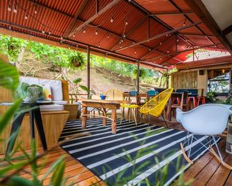Surf Synergy - Jacó - Patio
