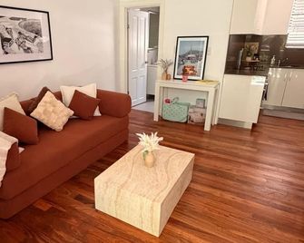Styled Bondi one-bed | 15 min walk to beach, cafés 2 mins & Westfield nearby. - Bondi - Sala de estar