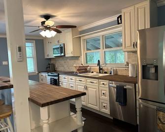 Riverfront Retreat Cozy 2-Bedroom by the Water - Ponchatoula - Kitchen