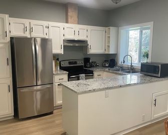 Quiet retreat close to beach/Lakes, Mt Washington and many more exciting places - Qualicum Beach - Kitchen