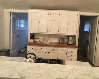 Adorable Rose Cottage in Village of Sperryville - Sperryville - Kitchen
