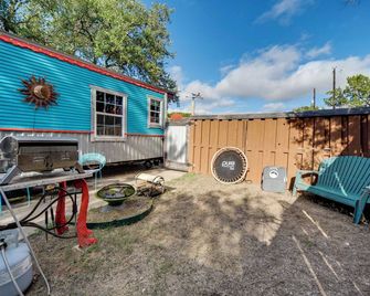 Walk to Lake Travis: Austin Tiny Home w/ Hot Tub! - Lakeway - Binnenhof
