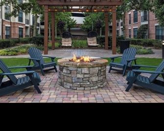 'Relax in Style':Charming 2-Bed,2-Bath Getaway Perfect for Families of Couples! - Dunwoody - Patio