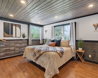 Pool Lodge With Amazing Views - South Pittsburg - Bedroom