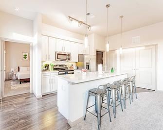 Spacious 2BR King Bed Suites Close to Downtown and Airport - Austin - Küche