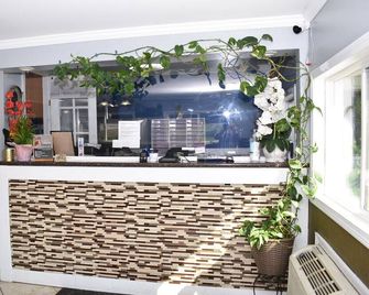 Pilgrim Inn & Cottages - Plymouth - Front desk