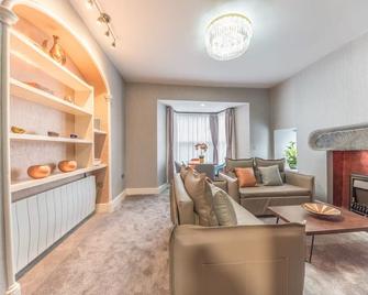 The Old Stamp House Retreat- Three En-suite Bedrooms Central Village Location - Ambleside - Living room