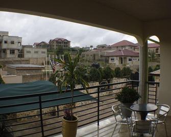 Dokua Royal Hotel - Kwabenyan - ระเบียง