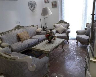 Central Hotel Style Flat All Mod Cons - Kyrenia - Living room