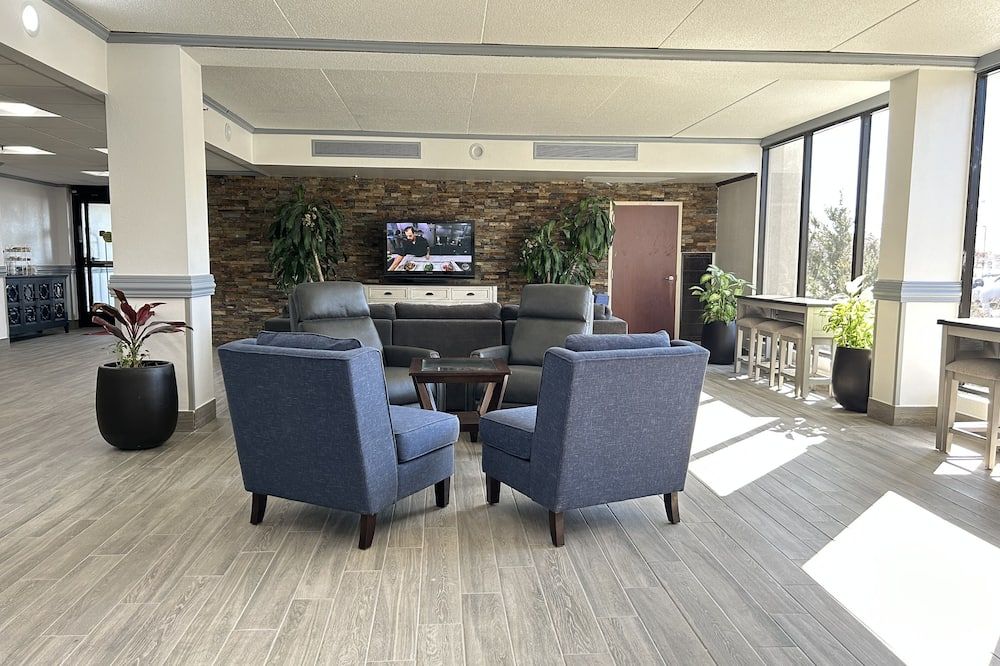 Clarion Inn & Suites Grand Rapids Airport thumbnail 3