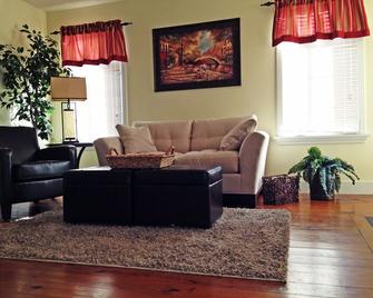 Family rental in a unique Bavarian village on the edge of Lancaster County - Adamstown - Living room