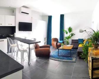 Beautifully Bright Apartment in Old Town Saint-Tropez - Saint-Tropez - Sala de estar