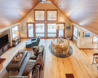 Ward Creek by AvantStay 5 Min Walk to Lake Deck - Tahoe City - Sala de estar