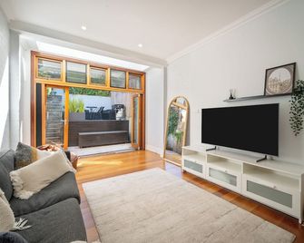 Spacious Glebe Luxe House 2BR, 2BA, Free Lockable Parking and Entertainer's Kitchen - Sídney - Sala de estar