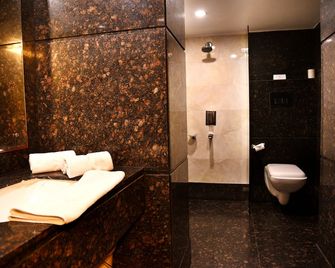 Hotel Royal Cliff - Kanpur - Bathroom