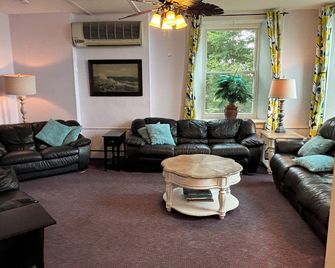 Large Historic Home On Lake Erie! Memorial Day Weekend Open! - Marblehead - Sala de estar