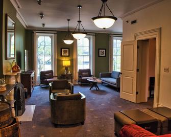 Spacious & historic residence in downtown, a 15-min walk to most venues & events - Detroit - Lounge