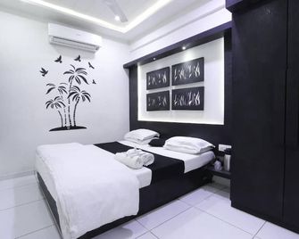 Hotel Paramount Inn - Rajkot - Bedroom