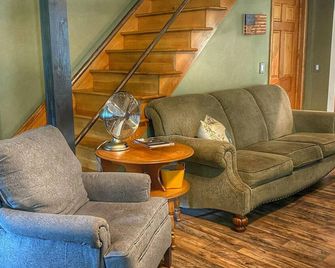 Large, 4 Br (1 King, 2 Queens), 2 Bath, Recently Renovated - Weedville - Sala de estar