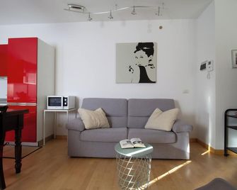 Ungheria 25 - One Bedroom Apartment, Sleeps 2 - Udine - Salon