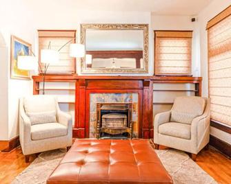 5 bd Remodeled Private Home +2 Kitchens + Backyard Oasis+ Best Downtown Location - 鹽湖城 - 客廳