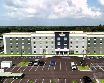 HomeTowne Studios by Red Roof Tampa - Airport - Tampa - Building