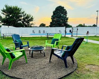 Hillcrest Motel - Norton - Patio