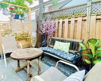 Sunrise Tree Guest House - Toronto - Patio