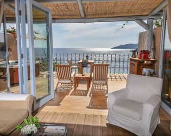 Beyaz Yunus Hotel - Adult Only - פטהייה - מרפסת